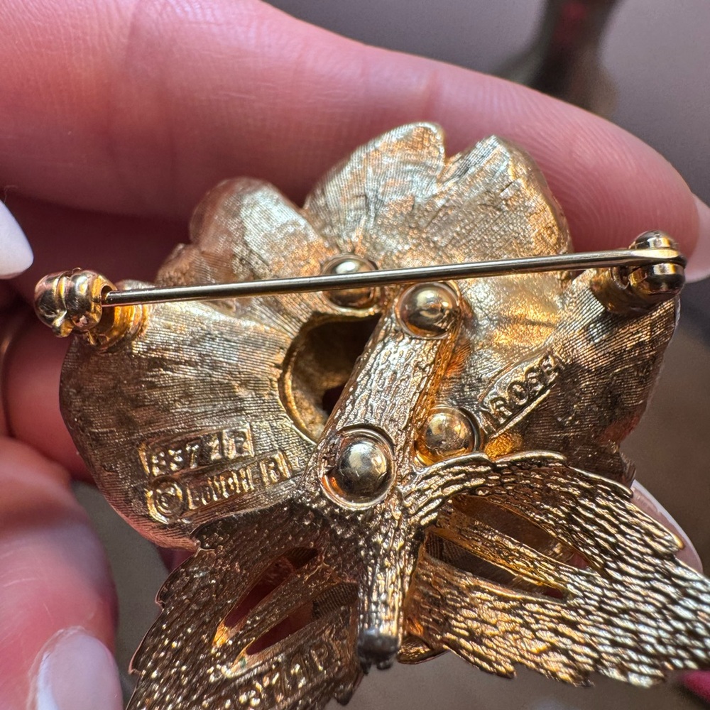Elegant Broucher Vintage Gold Flower Brooch with a Stunning Pearl Center - Picture 5 of 6